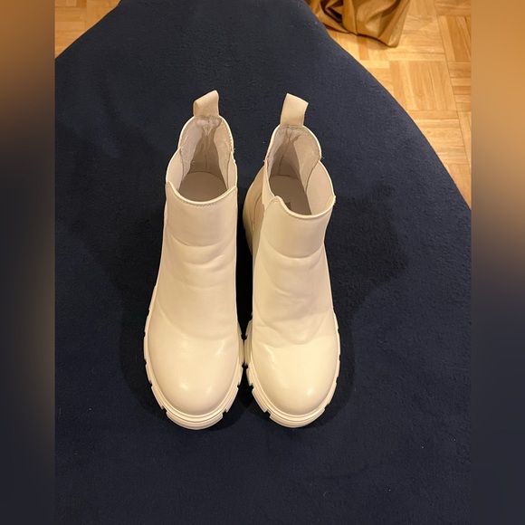 Steve Madden white Chelsea boots. Ankle-high. Chunky heel. Elastic side panel. 8 - Picture 5 of 12